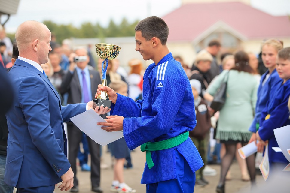 Кубок команде-победительнице вручает директор спортивной школы Алексей Гусев.